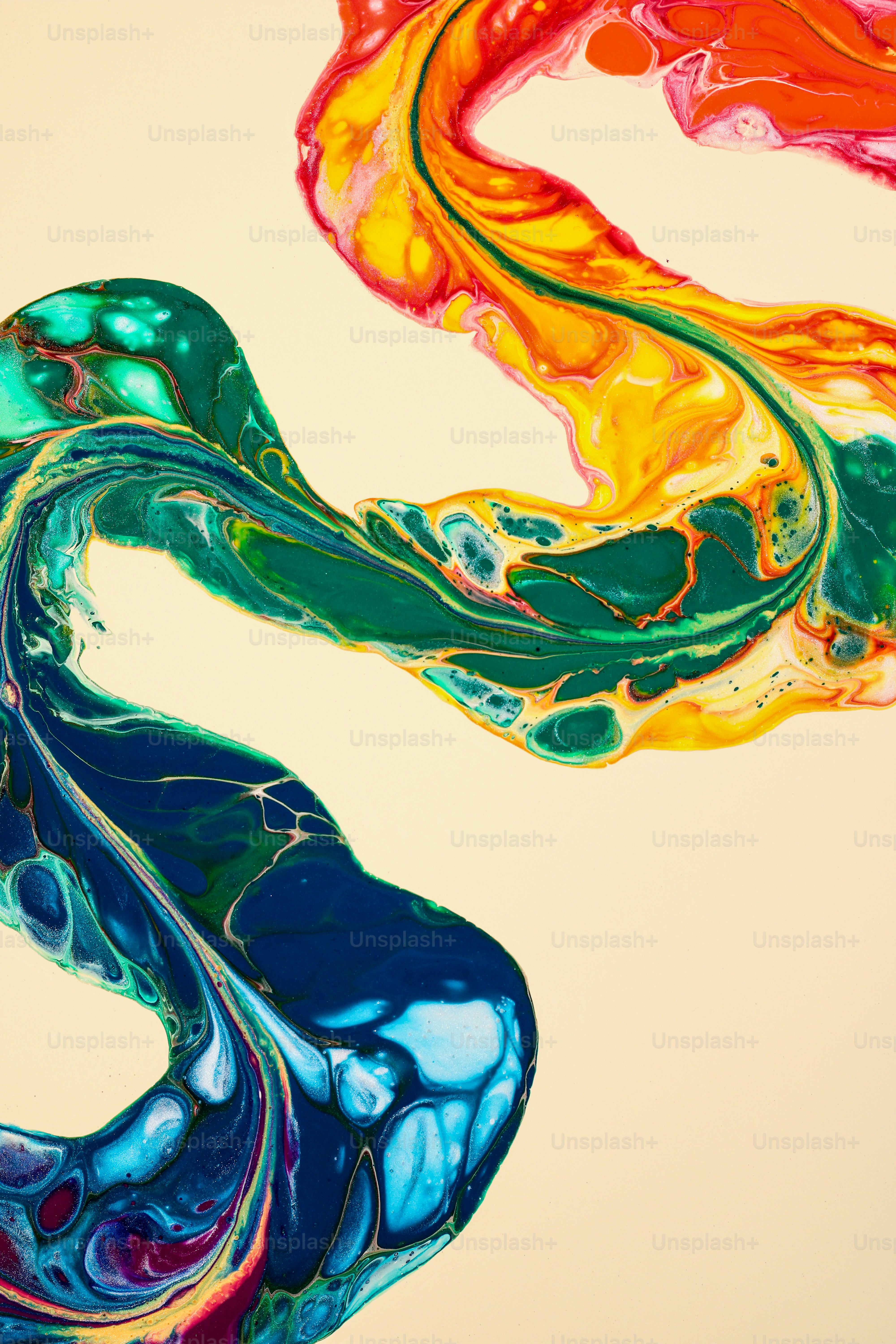 Una pintura abstracta de remolinos multicolores sobre un fondo beige