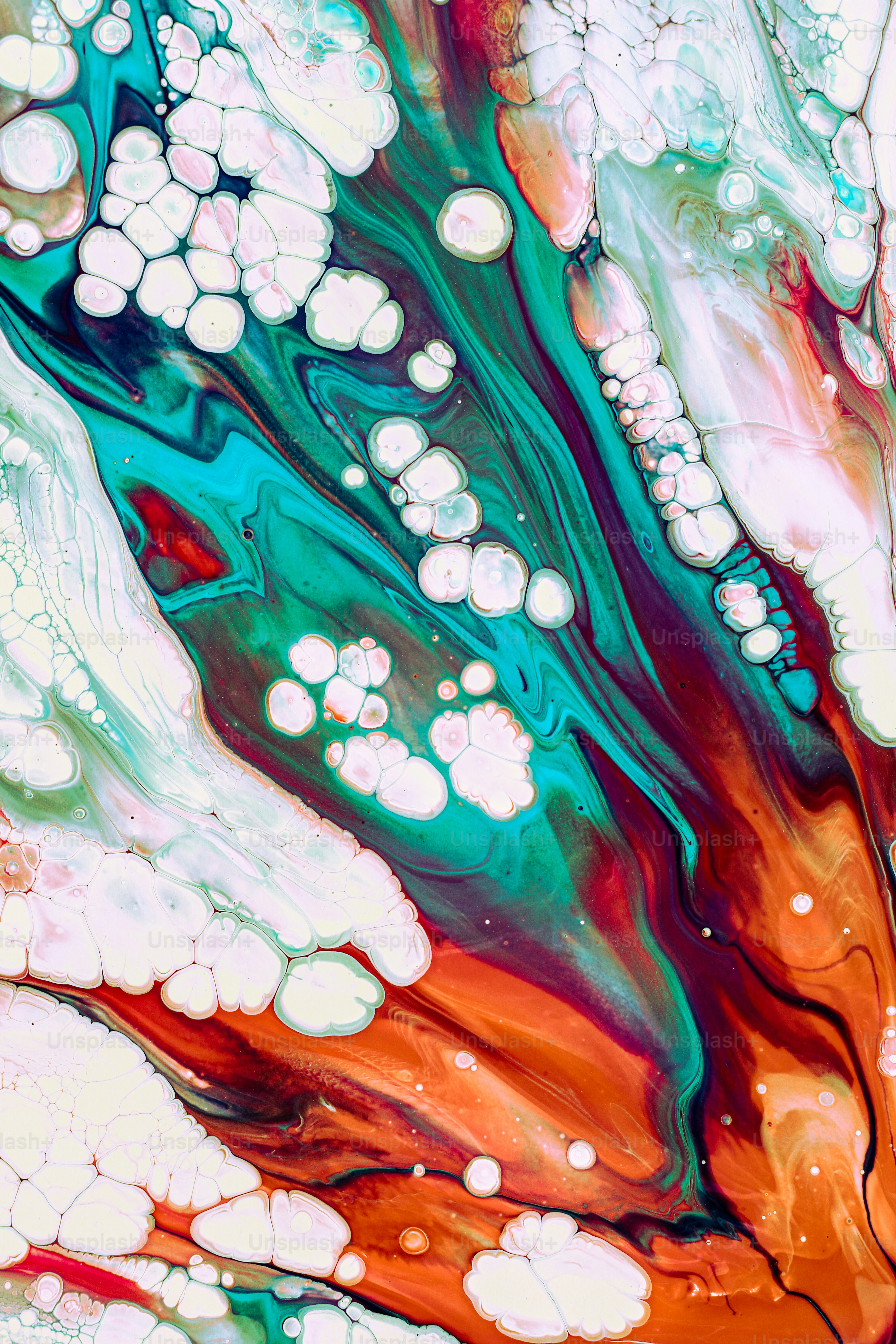 Un primer plano de una pintura abstracta con colores rojo, blanco y azul