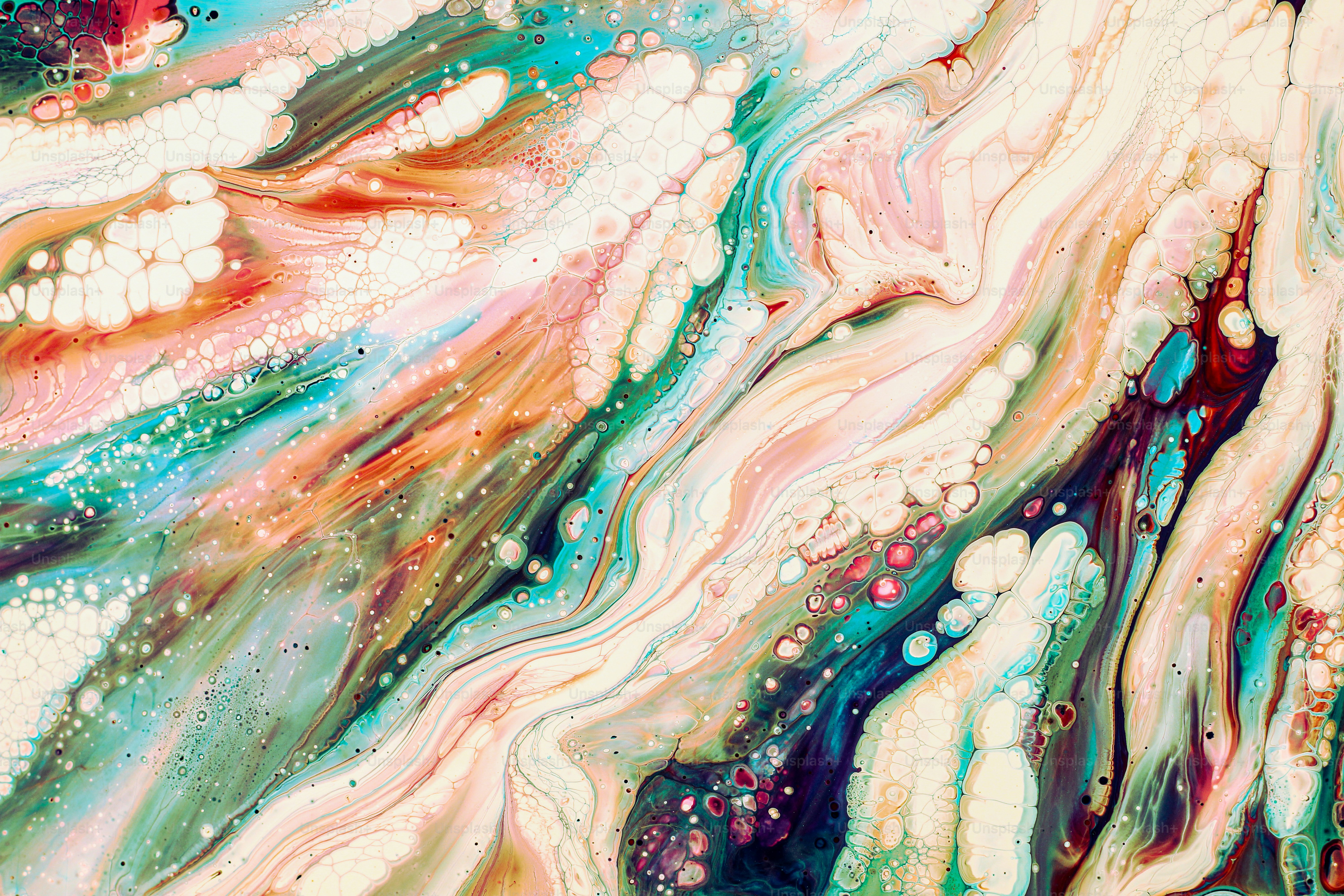 Una pintura abstracta con pintura multicolor y burbujas
