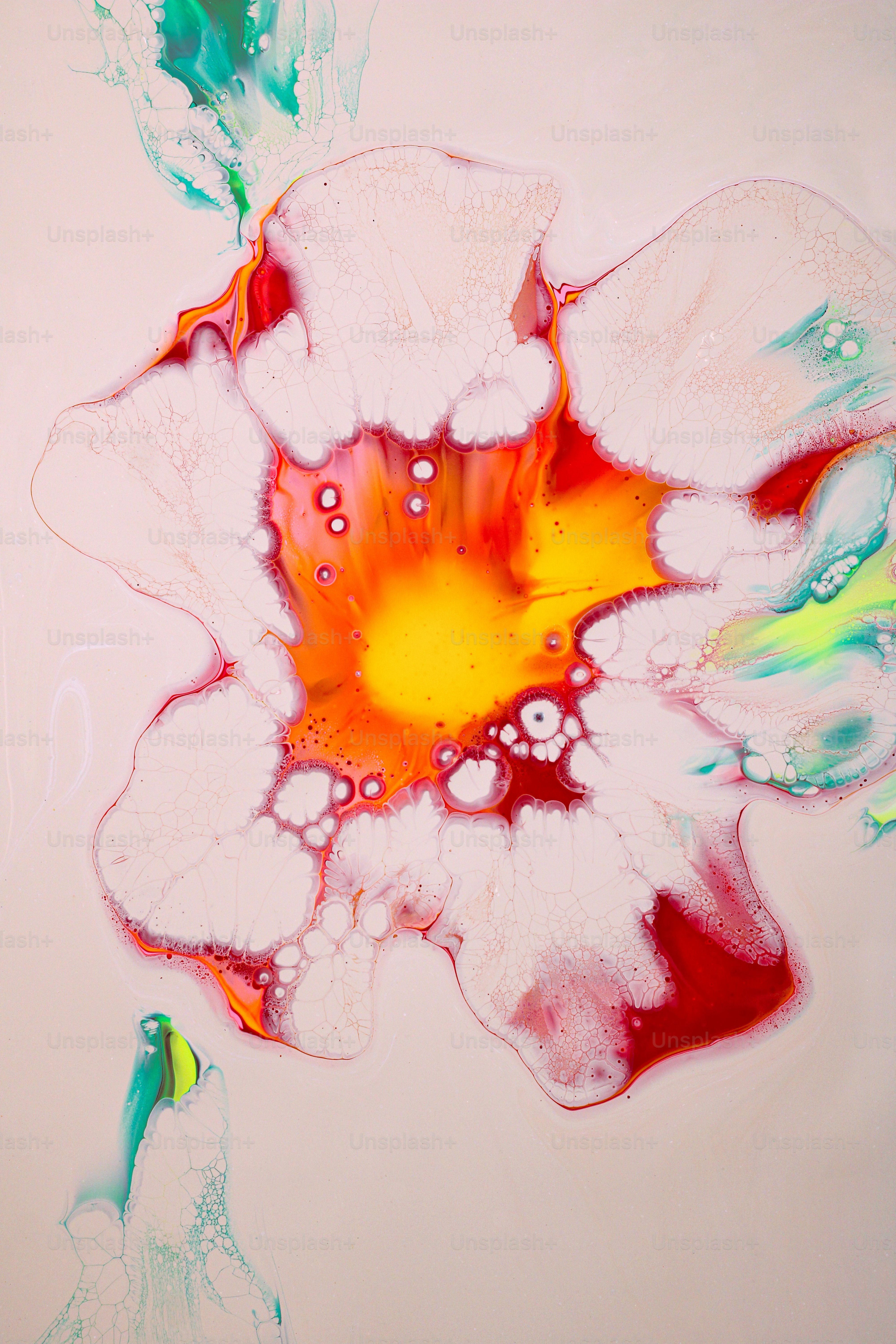 Una pintura de una flor sobre un fondo blanco
