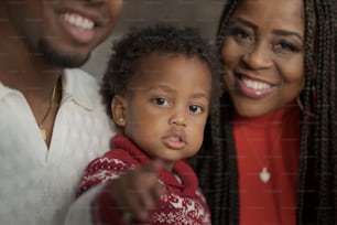 une femme et un homme tenant un petit enfant