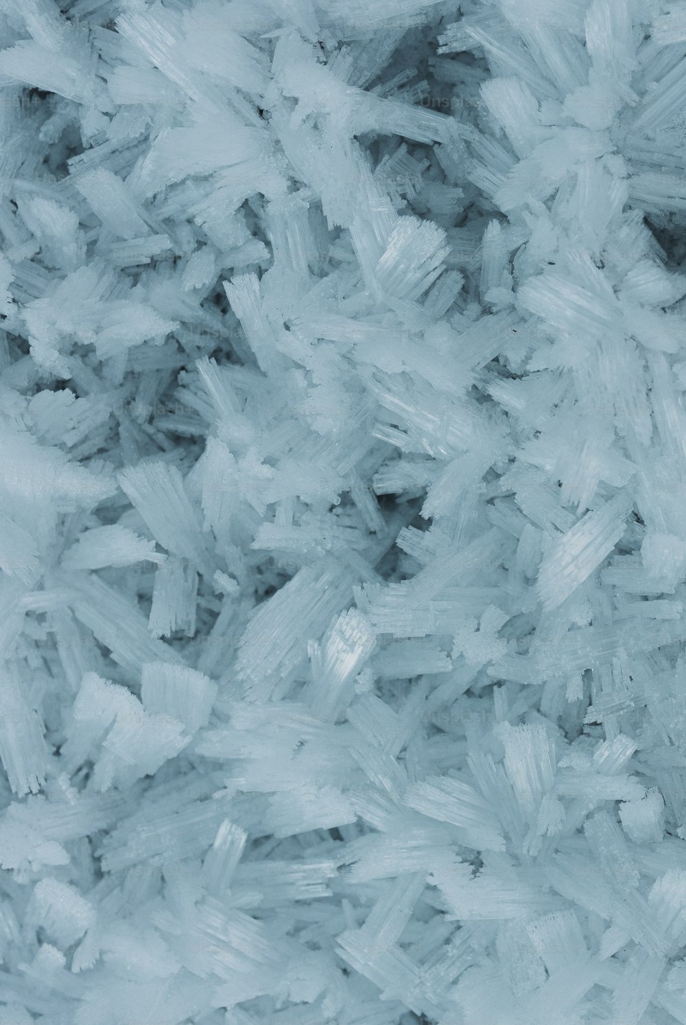 Un primer plano de un montón de cristales de hielo
