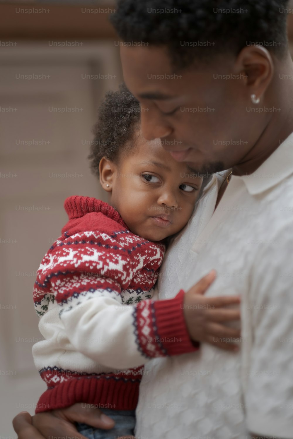 um homem segurando uma criança pequena em seus braços