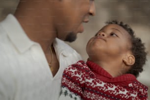 Un homme tenant un petit enfant dans ses bras