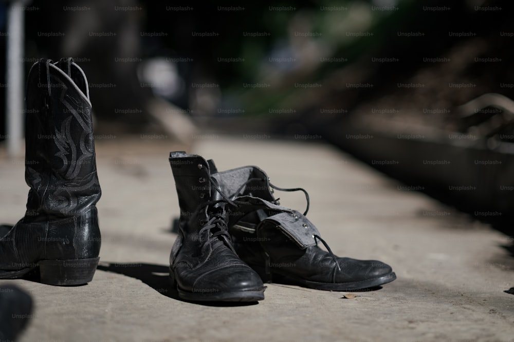 Ein Paar schwarze Stiefel auf einem Bürgersteig