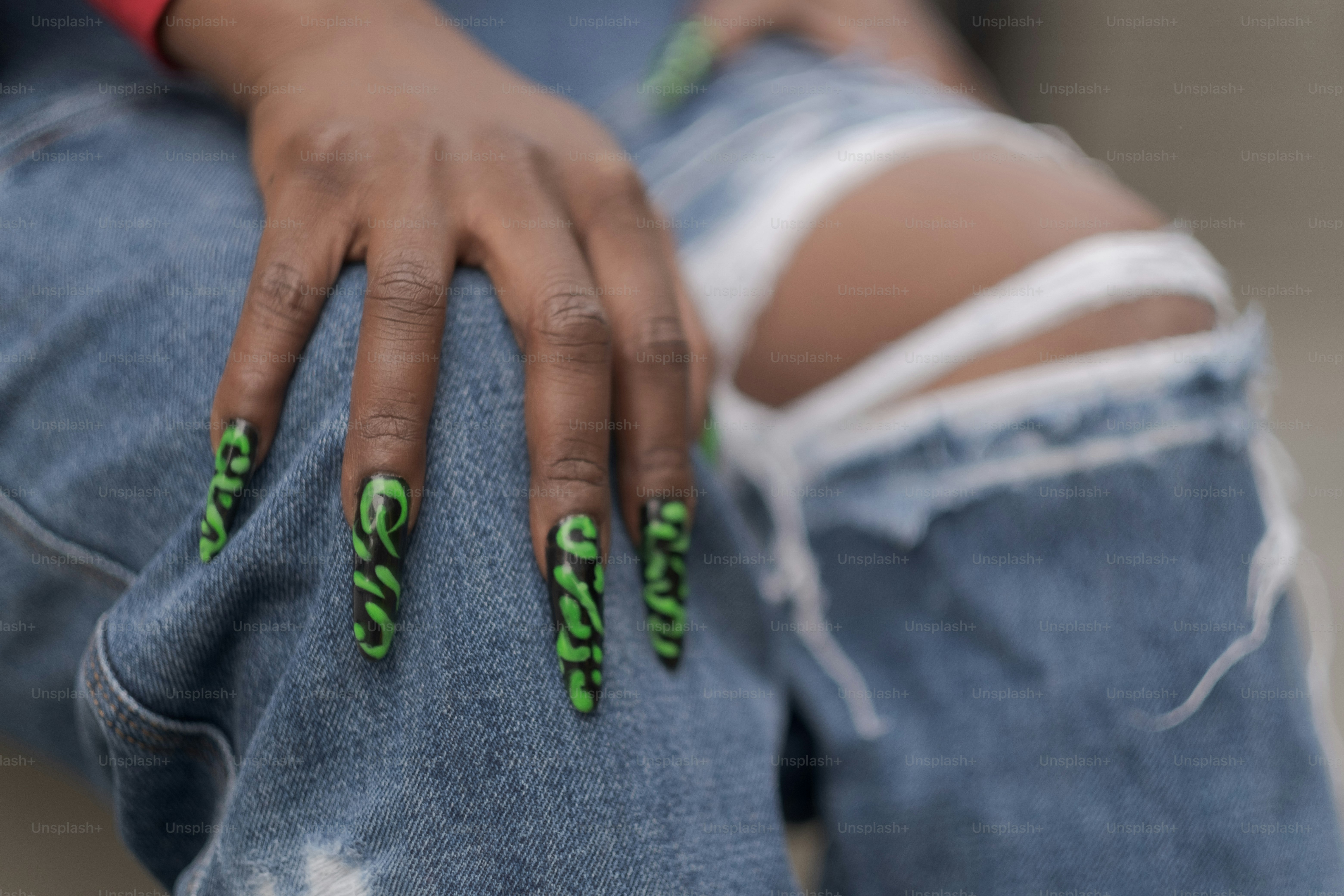 una mano di donna con smalto verde su di esso