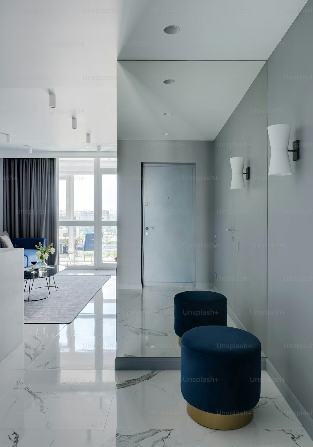 Una sala de estar moderna con suelo de mármol