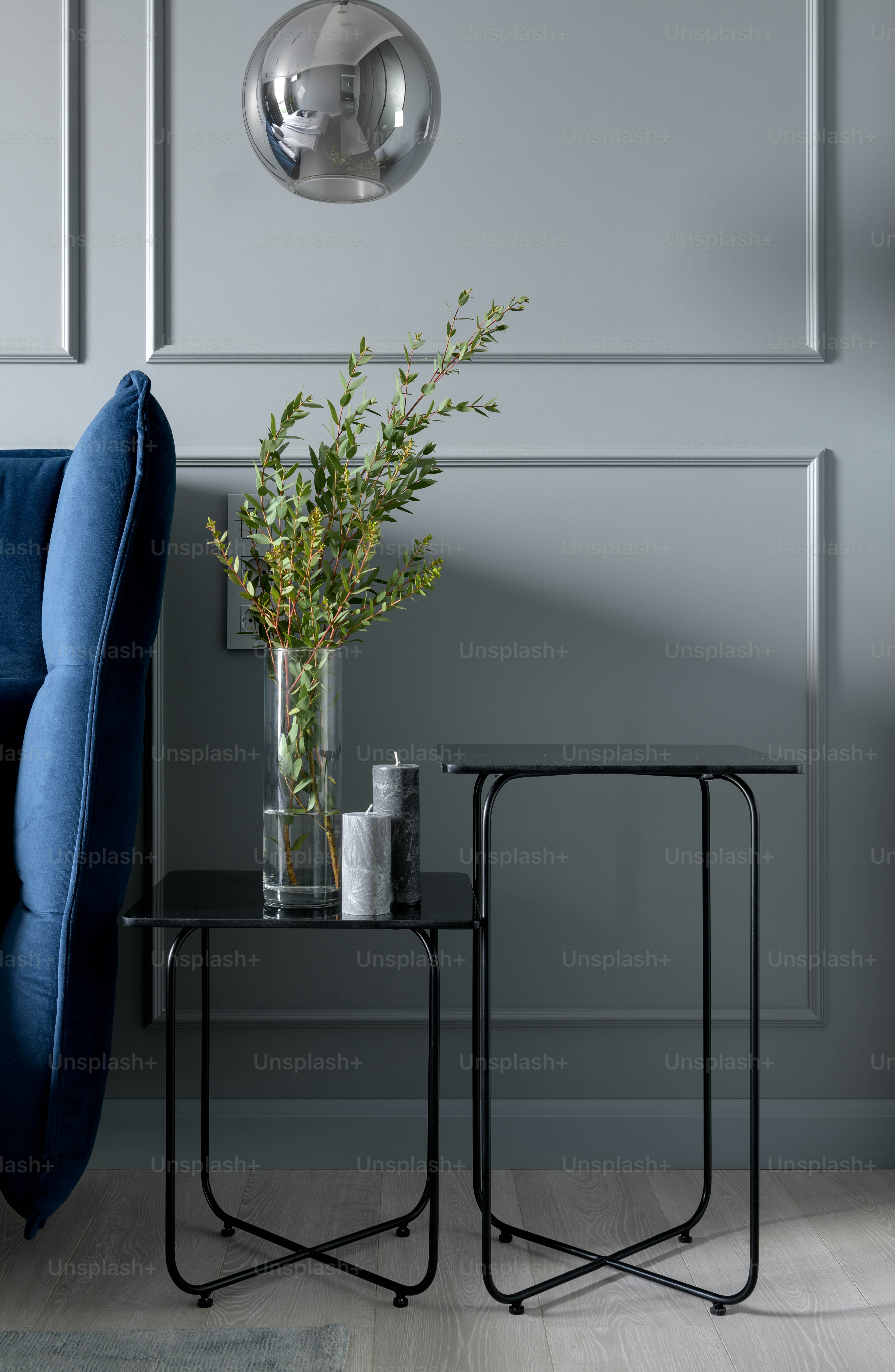 植物が置かれたテーブルの横にある青い椅子