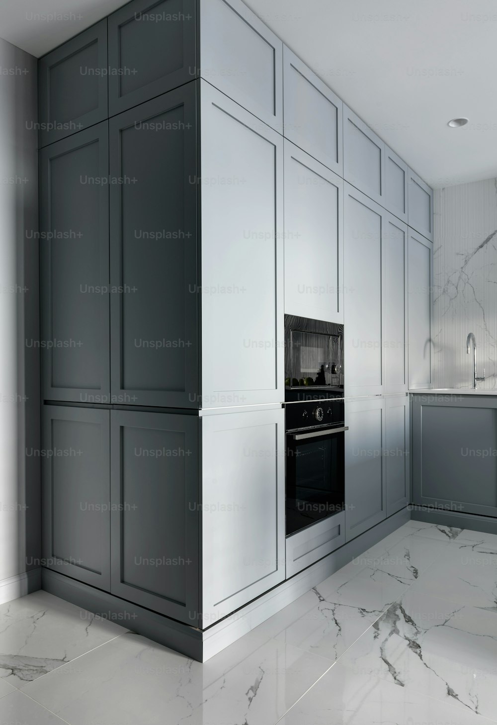 uma cozinha com pisos em mármore e armários cinzentos