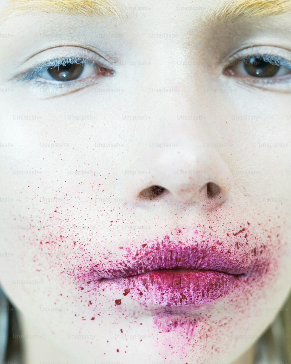 Eine Nahaufnahme einer Person mit rosa Lippenstift