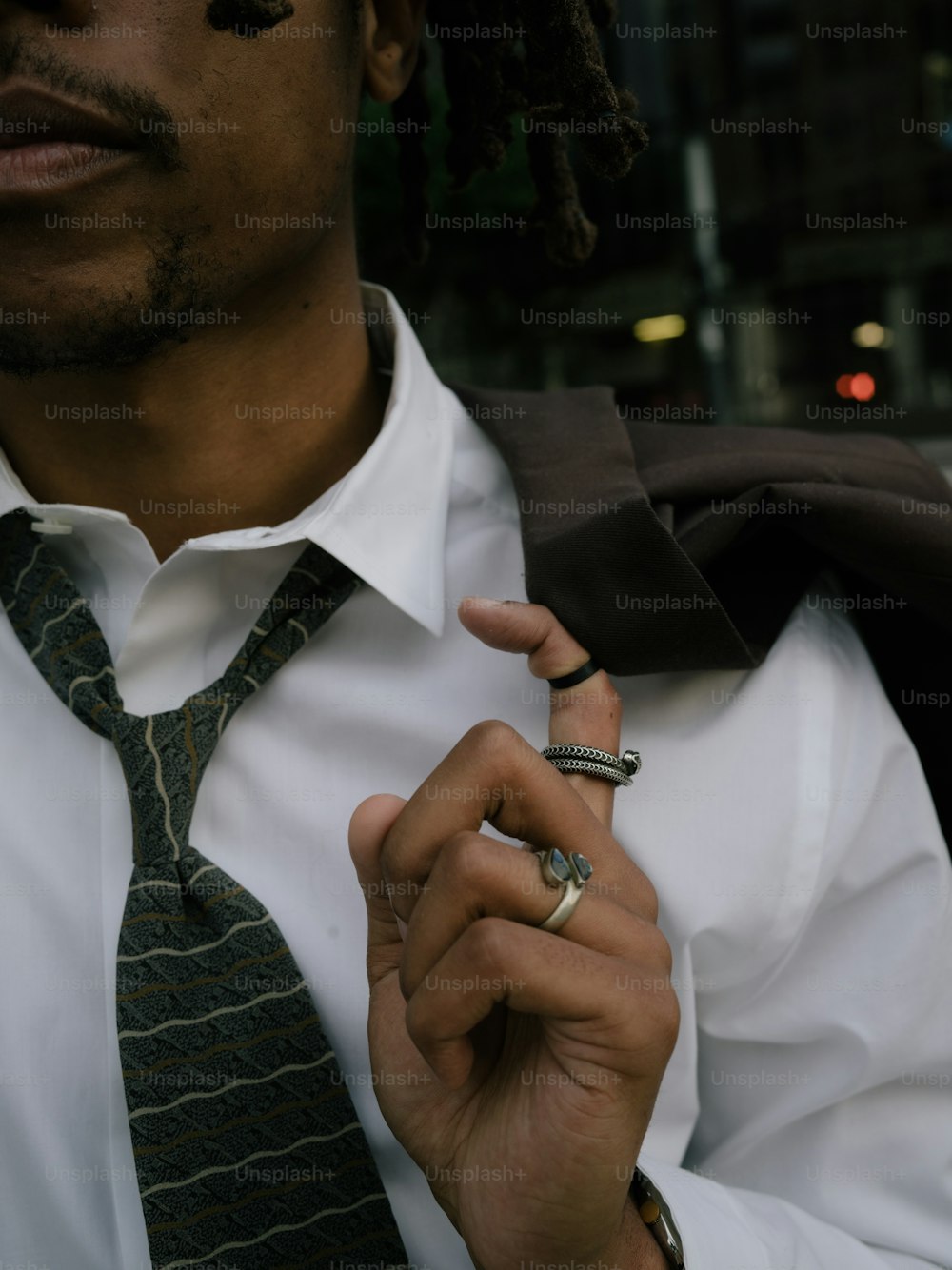 um homem com dreadlocks vestindo um terno e gravata
