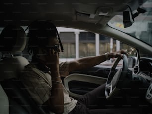 um homem dirigindo um carro enquanto fala em um telefone celular
