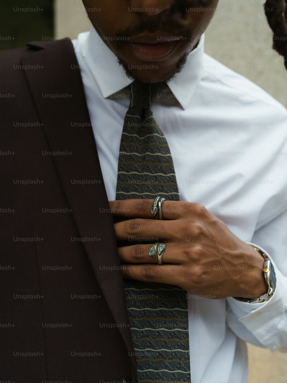 un uomo in giacca e cravatta