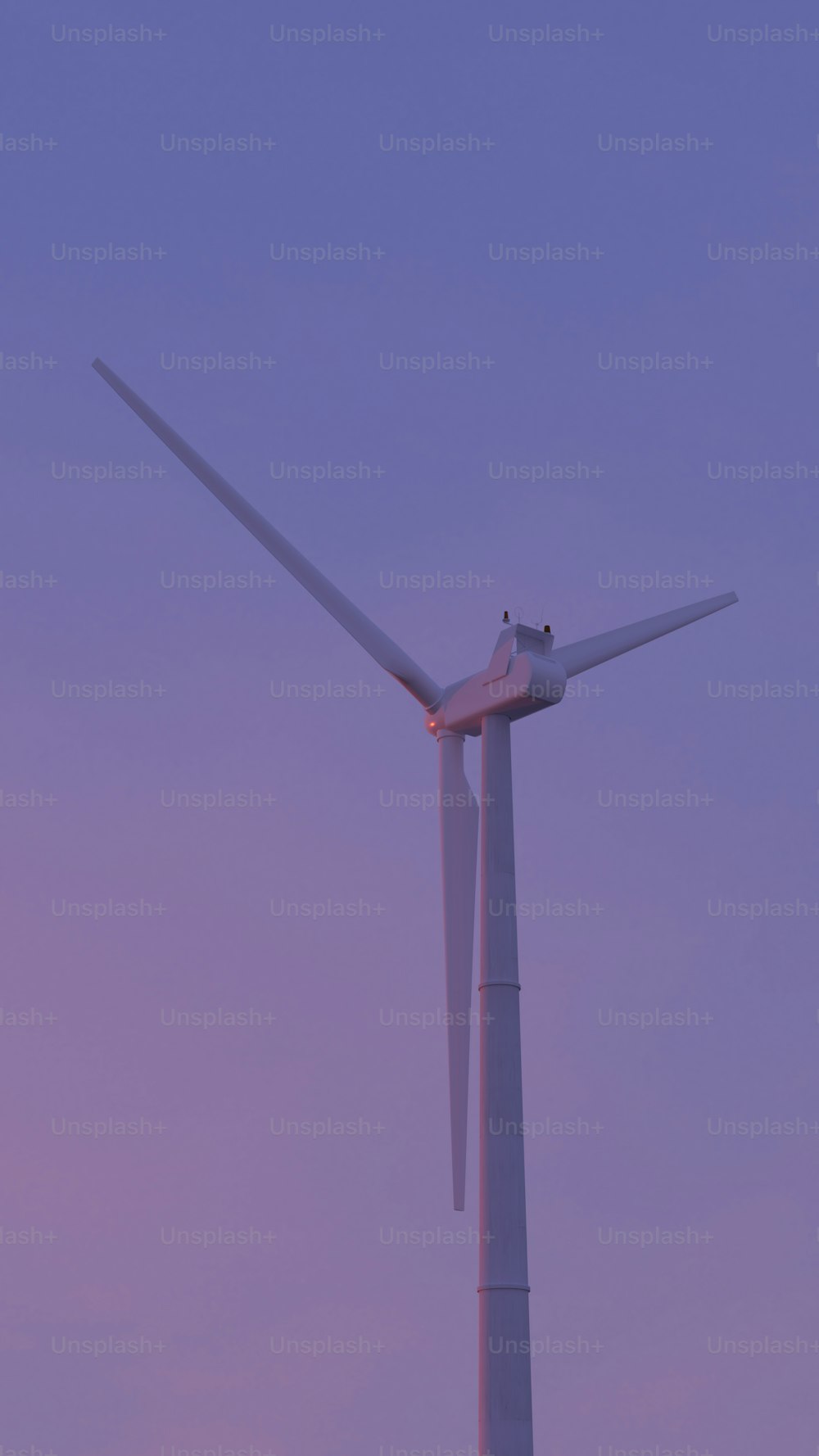 uma turbina eólica no meio de um céu roxo
