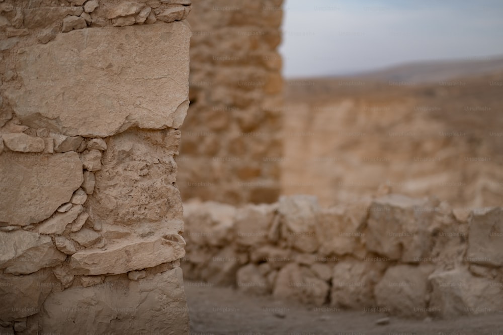 Un primo piano di un muro fatto di rocce