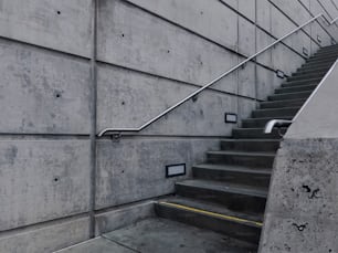 시멘트 벽으로 이어지는 계단 세트