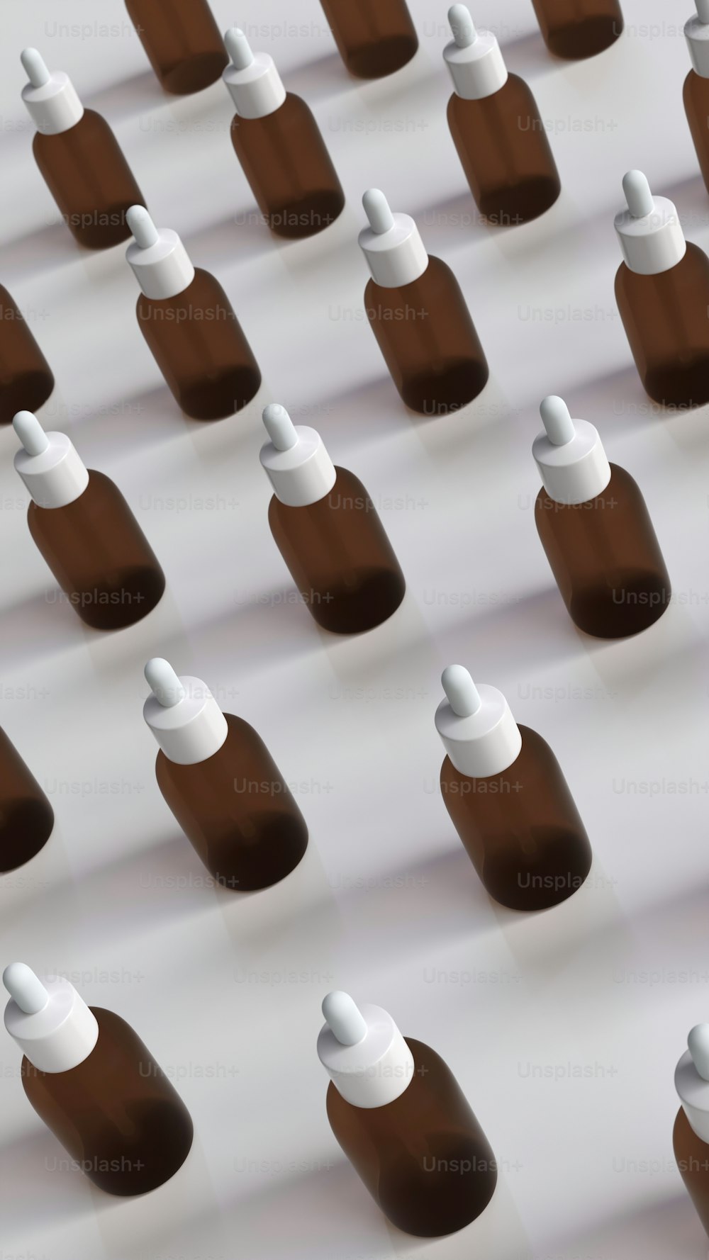 Muchas botellas marrones y blancas con tapas blancas