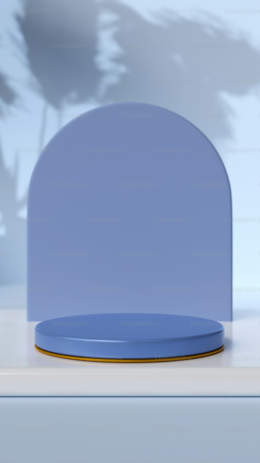 Un plato azul sentado encima de una mesa blanca
