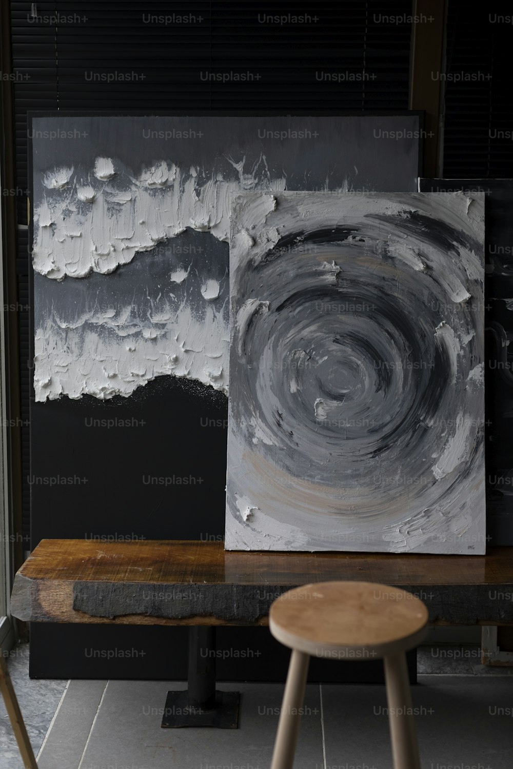 una pintura en una mesa junto a un taburete