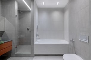 un cuarto de baño con bañera, inodoro y lavabo