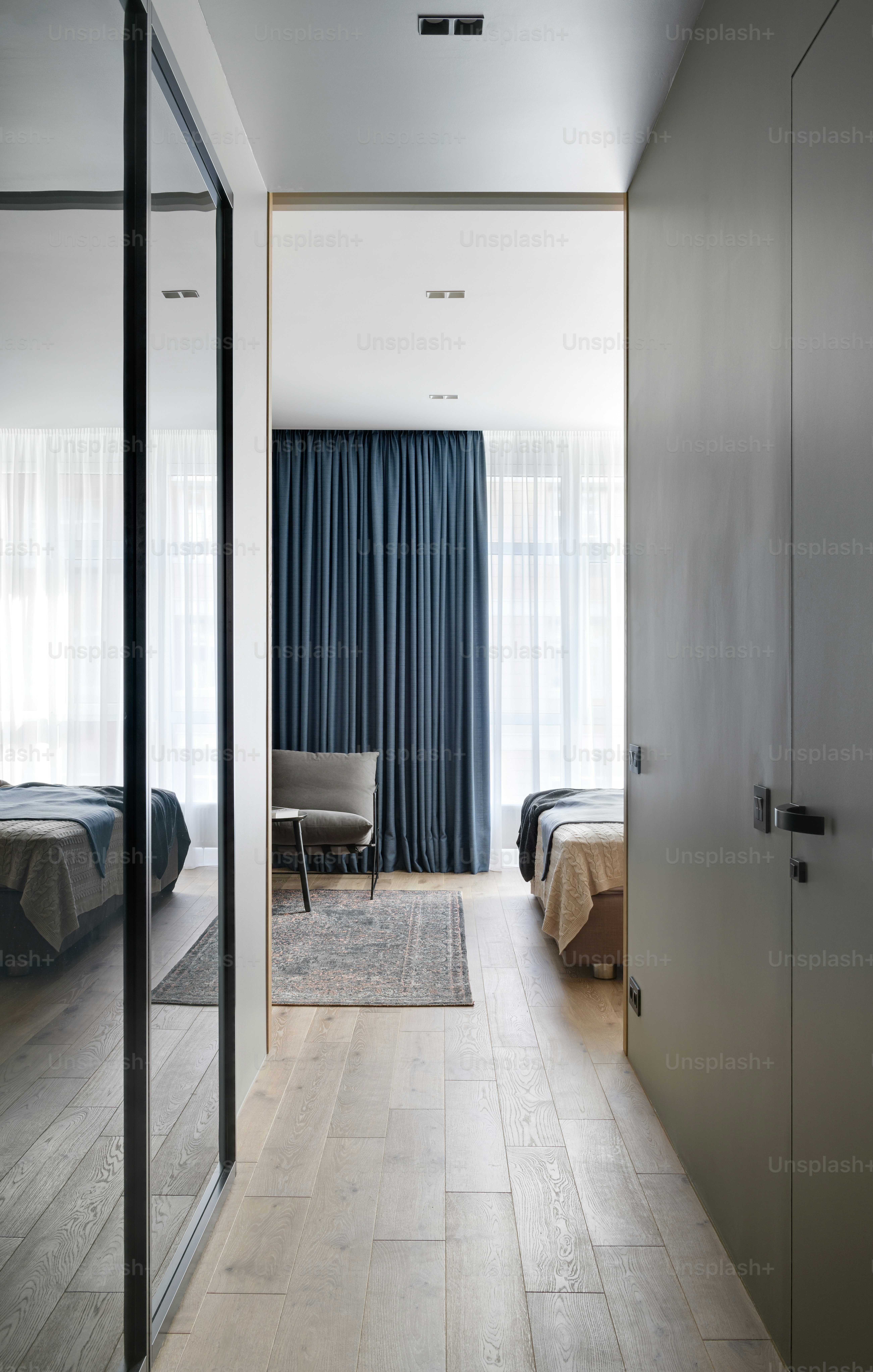 una habitación con una cama, una silla y un espejo