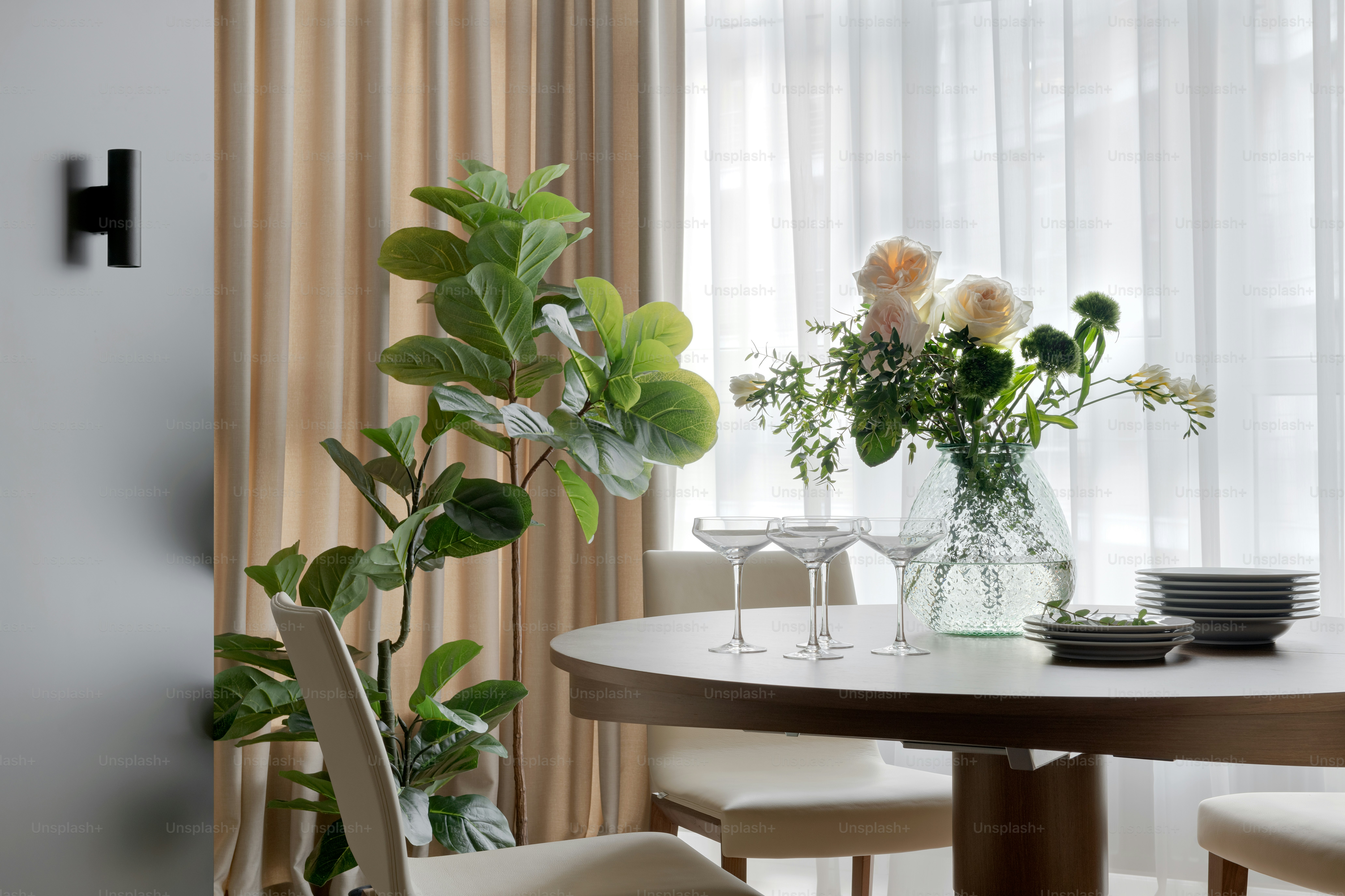 花瓶が乗ったテーブル