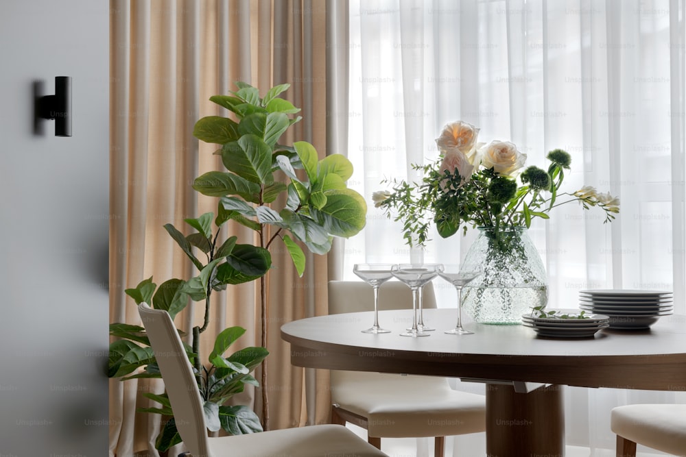 une table avec un vase de fleurs dessus