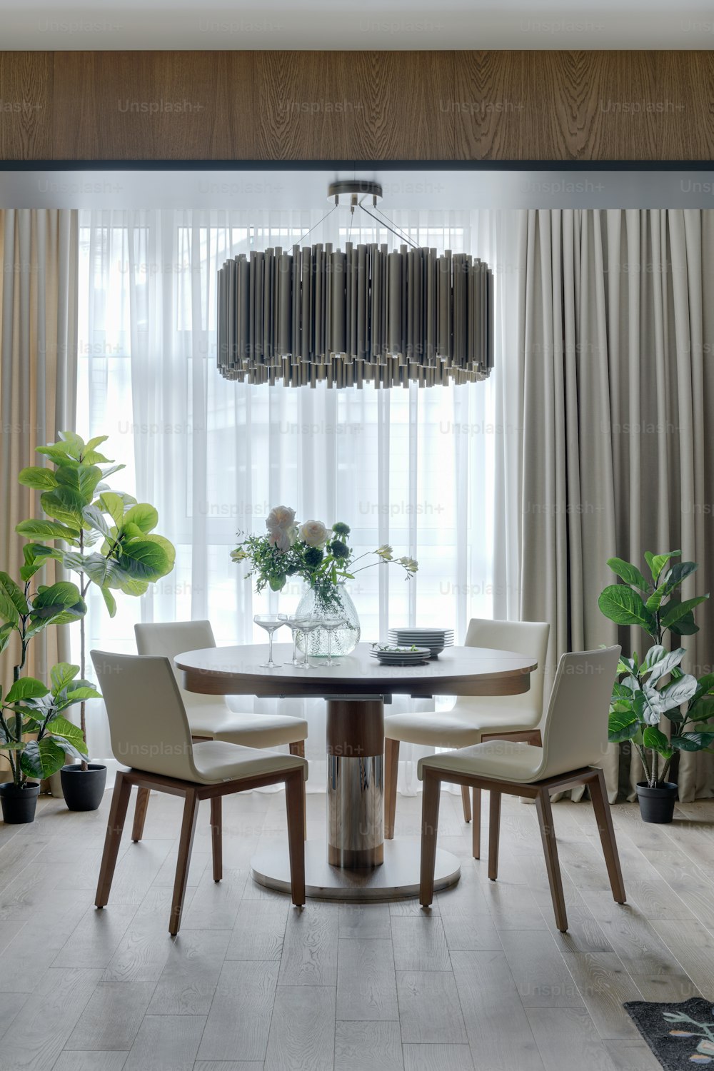 une salle à manger avec une table ronde entourée de chaises blanches