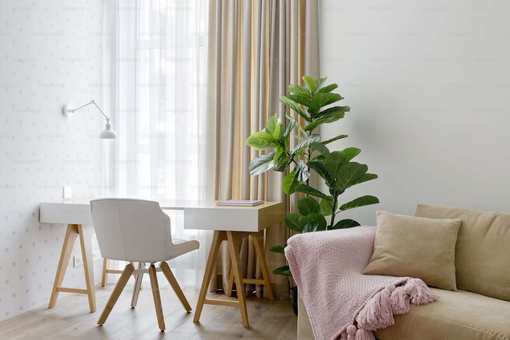 una sala de estar con sofá, silla, mesa y planta en maceta