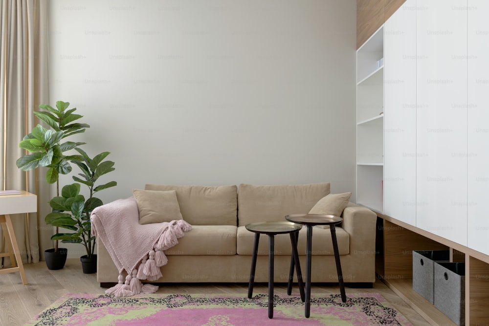 家具とピンクの絨毯でいっぱいのリビングルーム