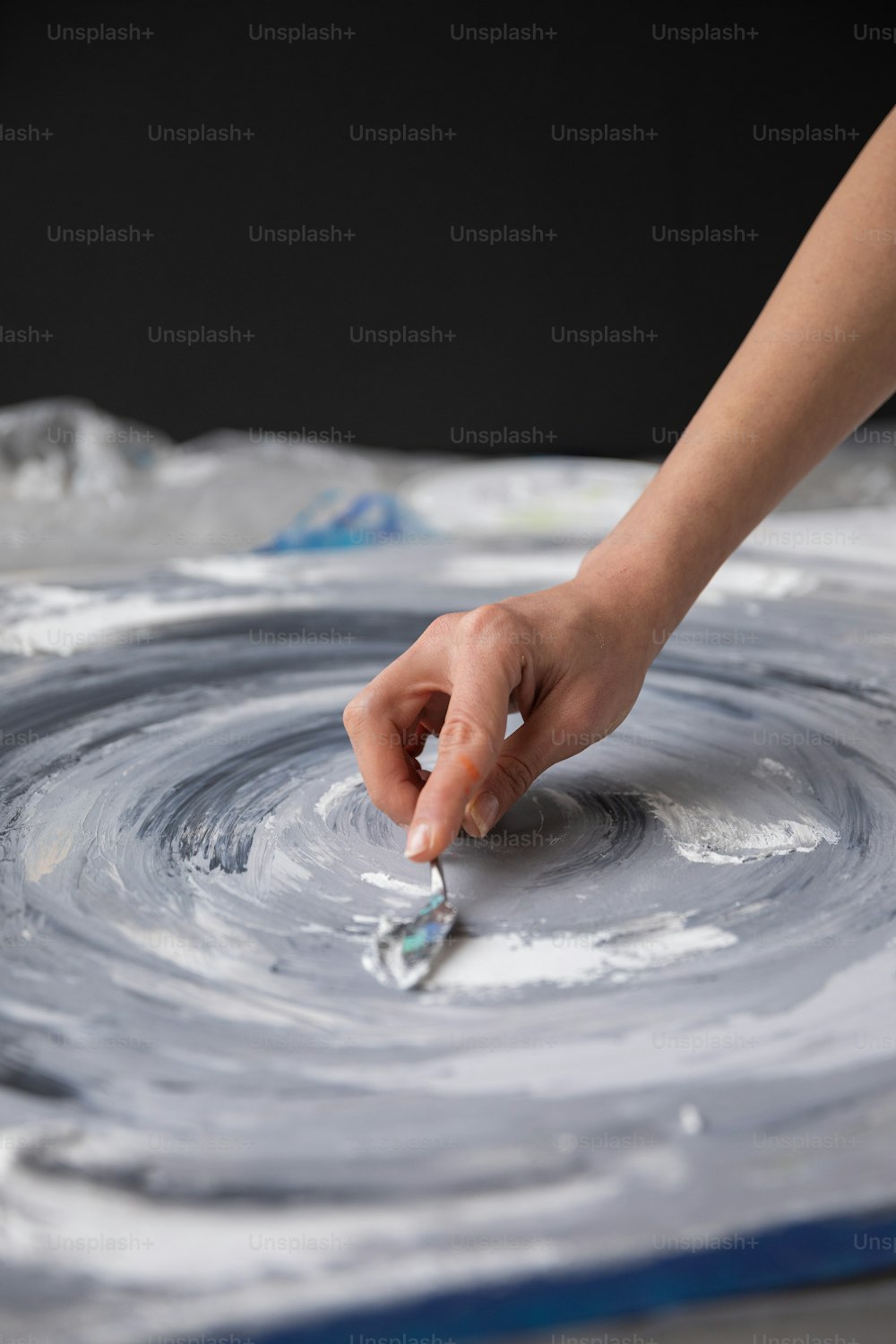 una persona tocando una obra de arte con la mano