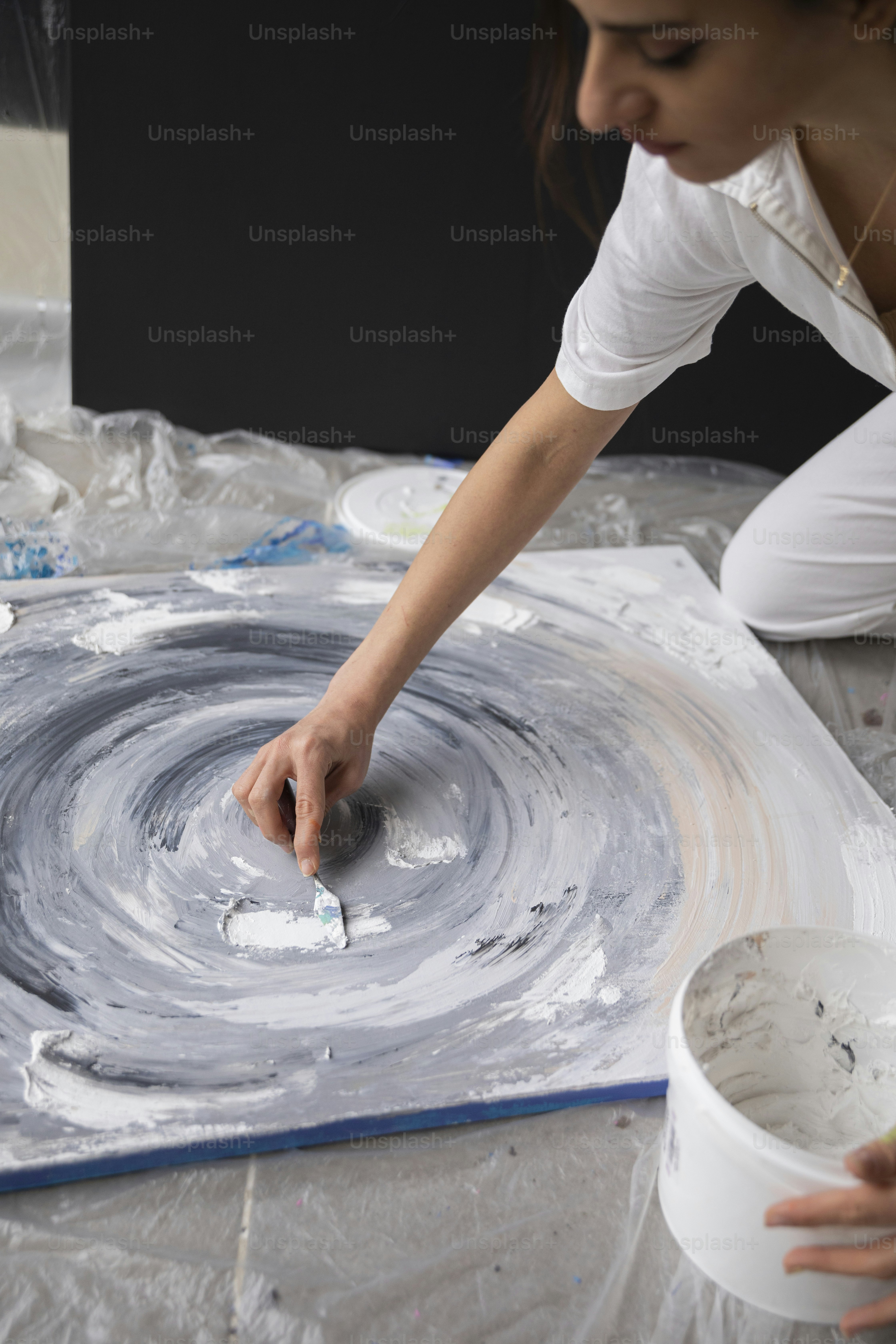Une femme peint un tableau sur une toile