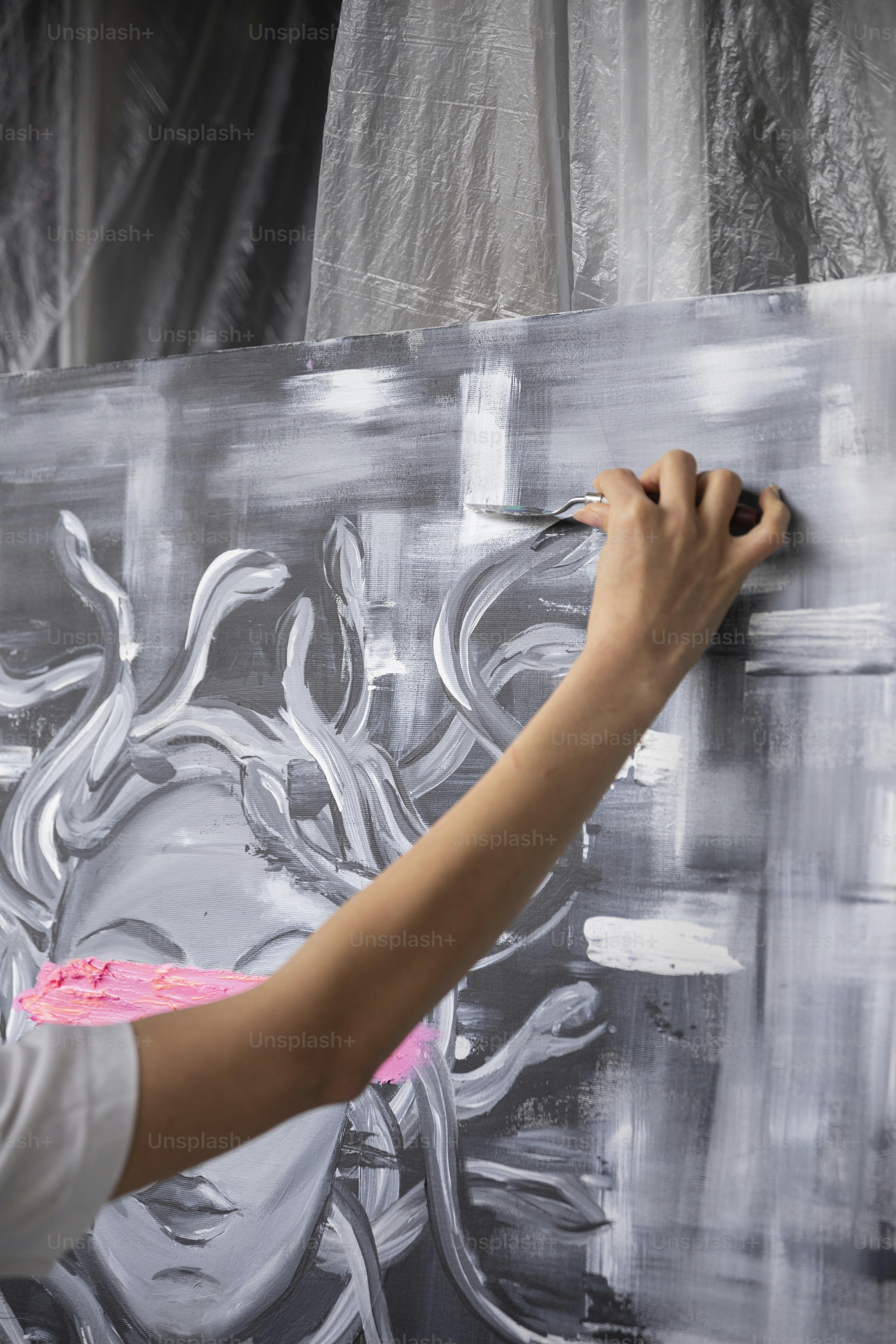 une personne peint une image sur une toile