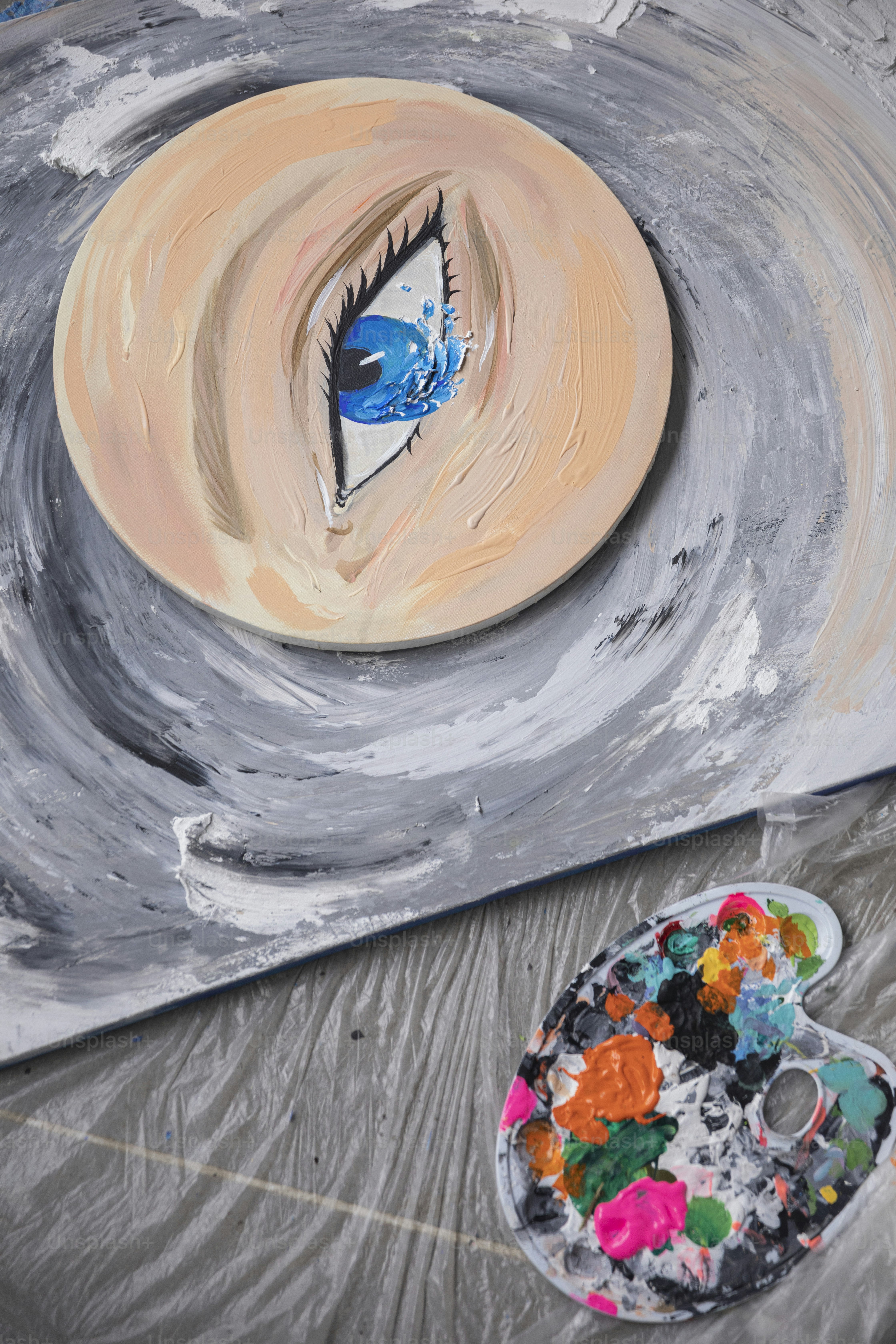 une peinture d’un oiseau bleu sur fond gris