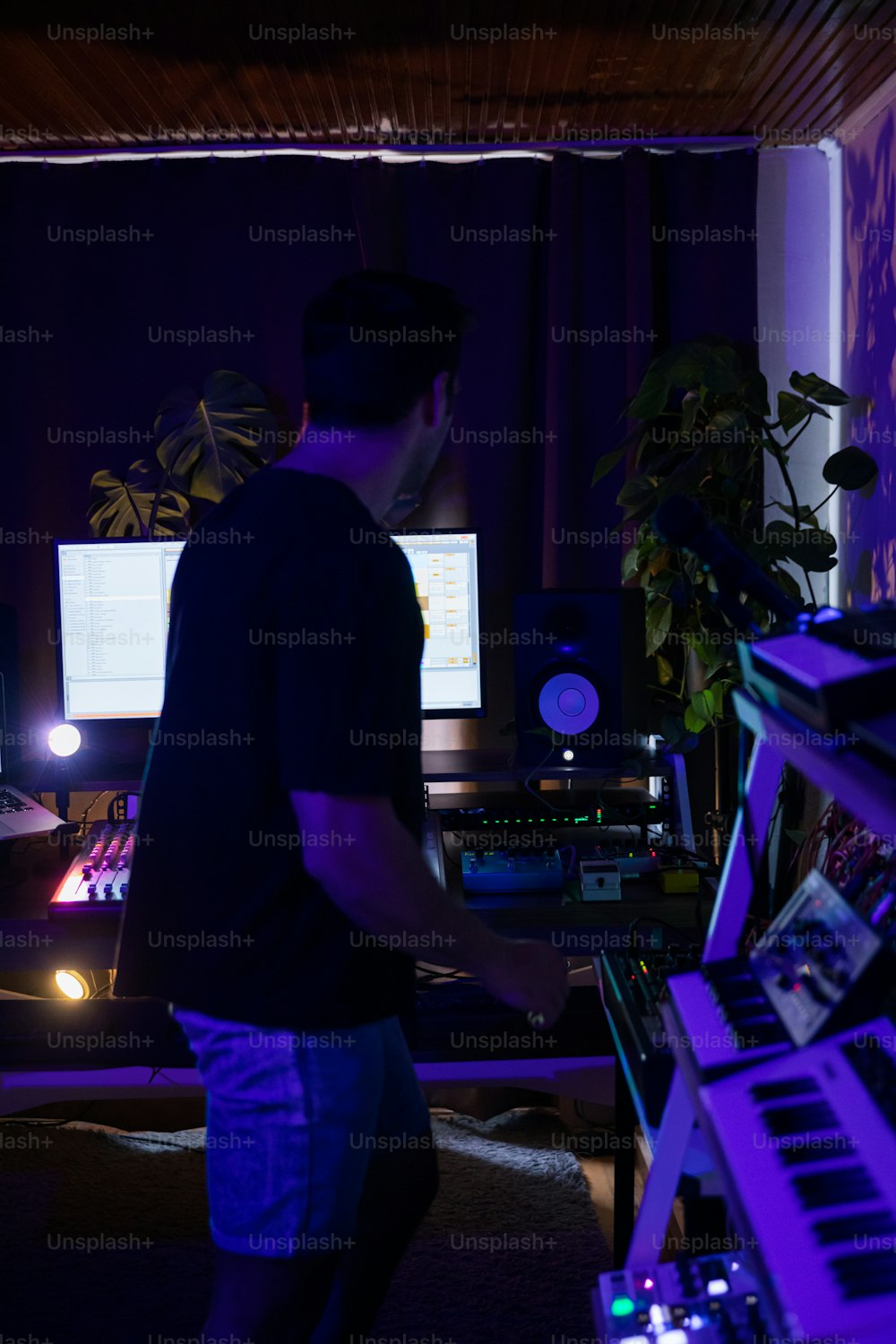 Un uomo in piedi davanti al monitor di un computer