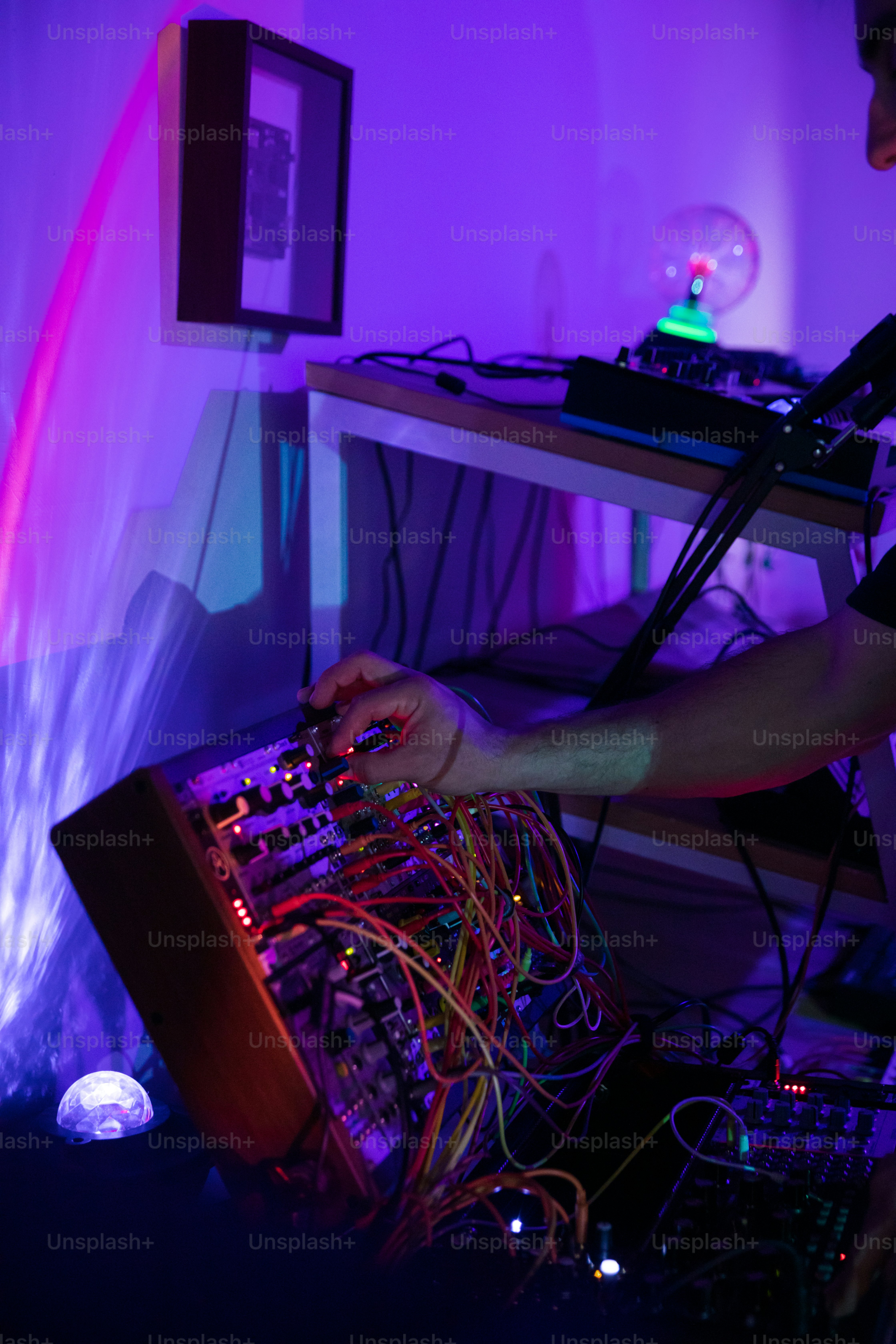 um dj misturando música em um quarto escuro