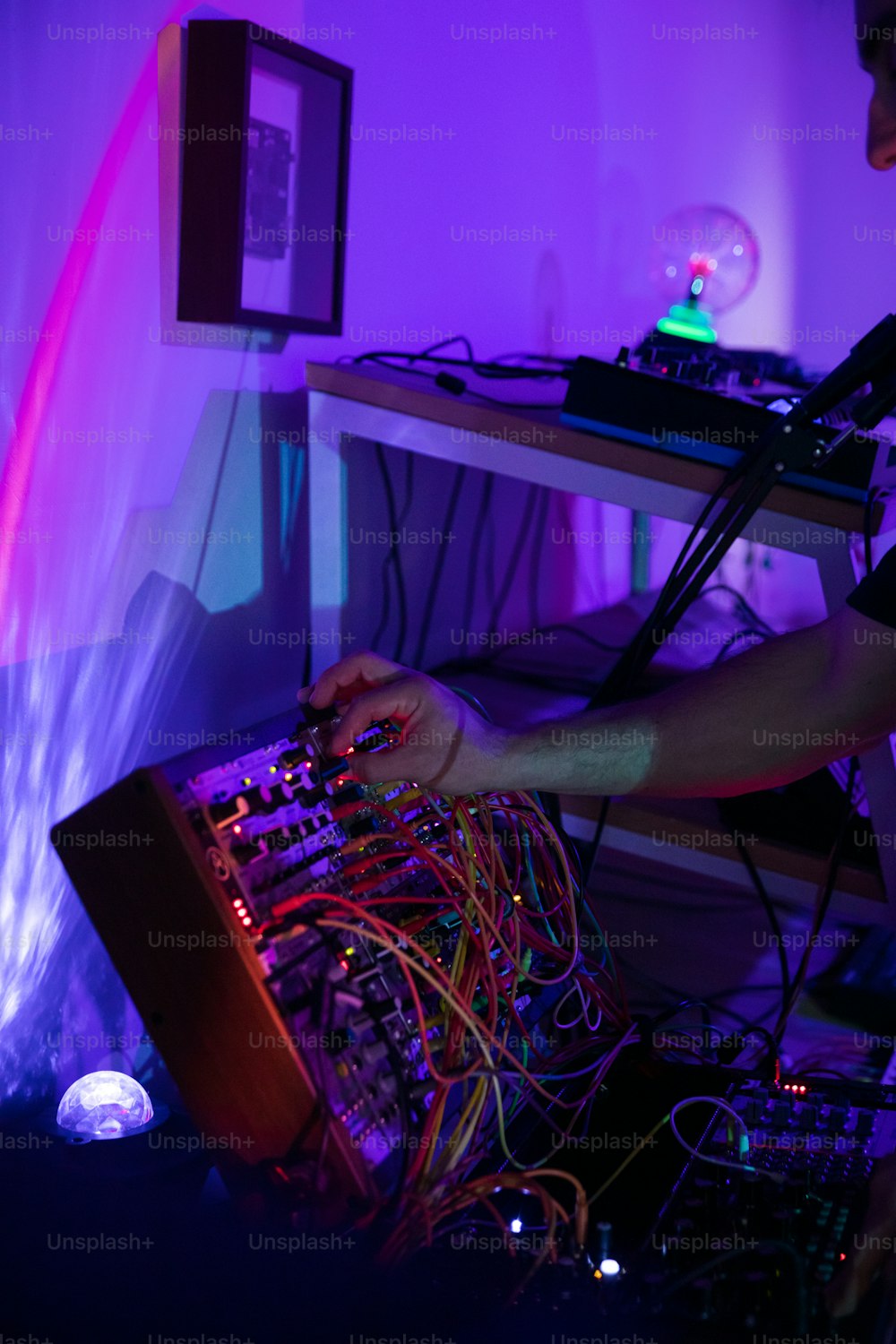 Un DJ mezclando música en una habitación oscura