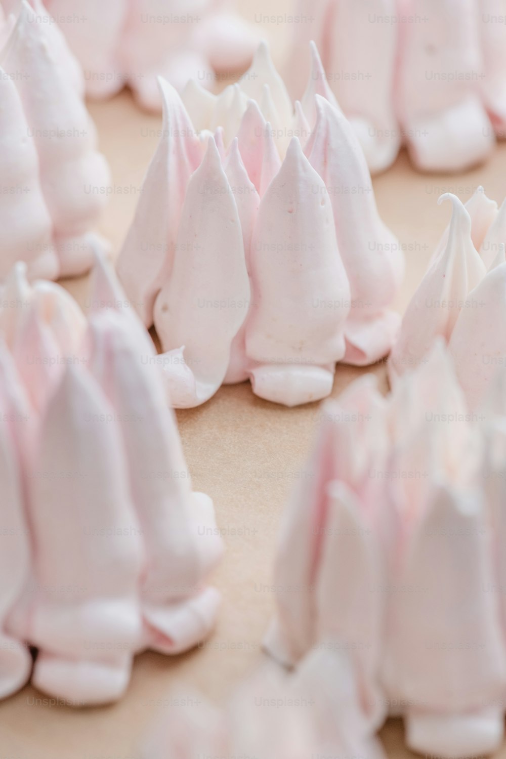 Un tavolo sormontato da un sacco di marshmallow bianchi e rosa