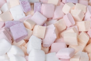 uma pilha de marshmallows sentados um ao lado do outro