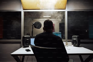 um homem sentado em uma mesa na frente de um computador