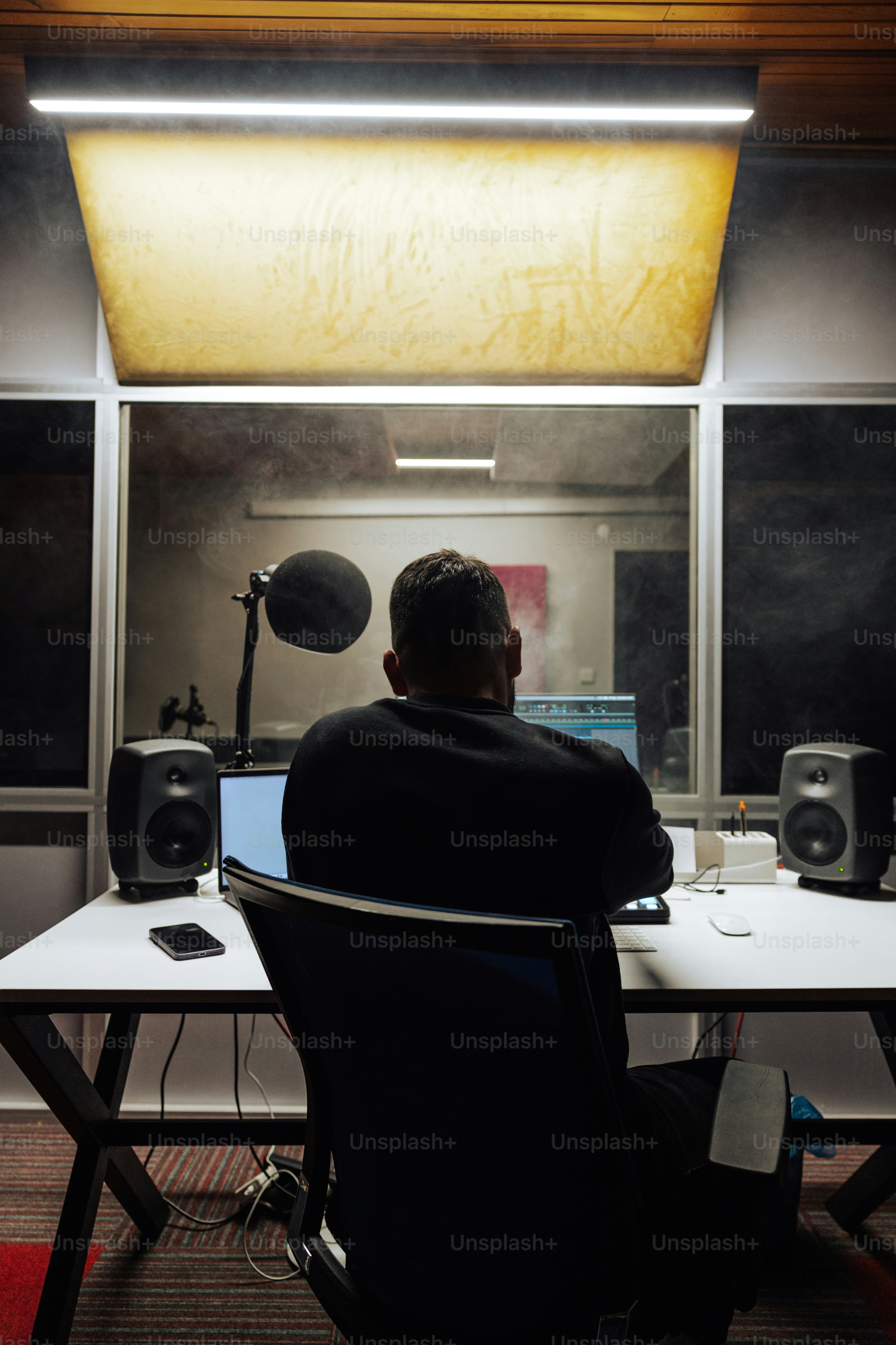 Foto Un hombre sentado en un escritorio frente a una computadora ...