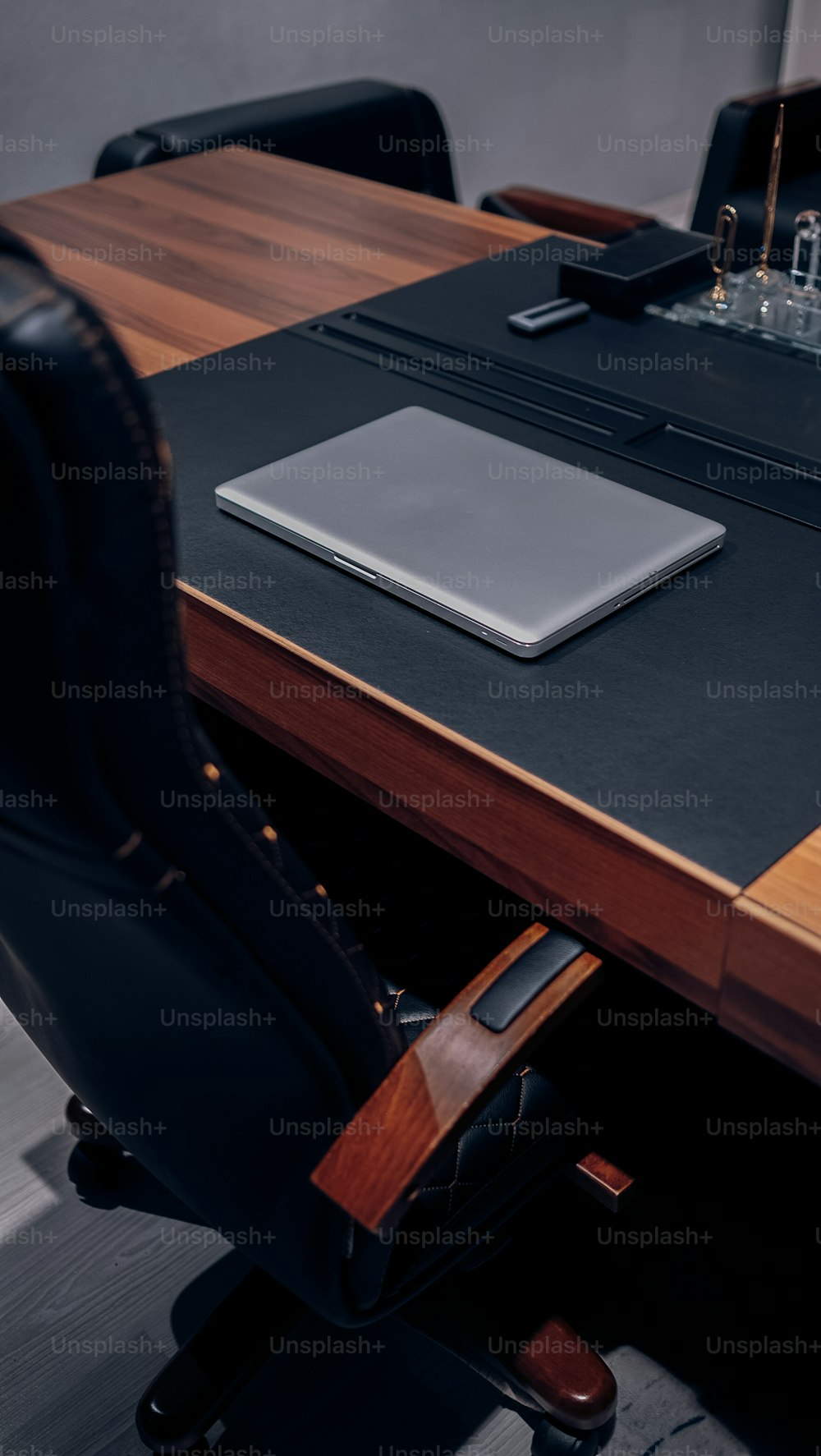 un escritorio de madera con un ordenador portátil encima
