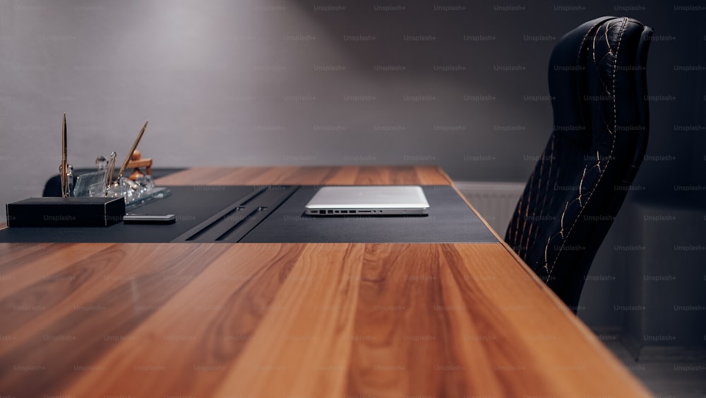ein Holztisch mit einem Laptop darauf