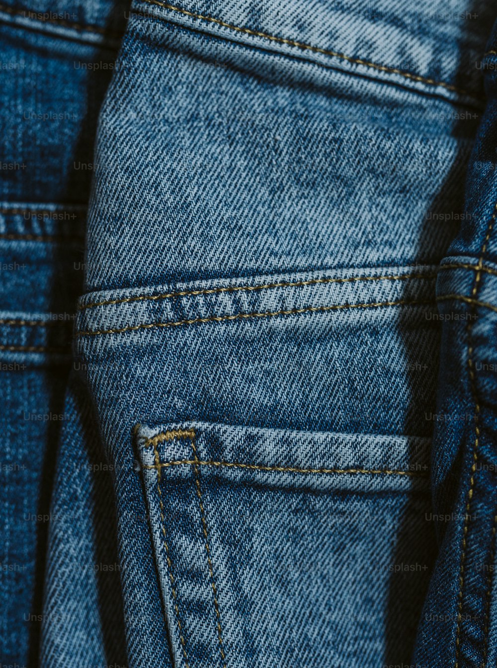 un gros plan d’une paire de jeans bleus