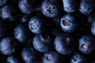 a bunch of blueberries that are close together
