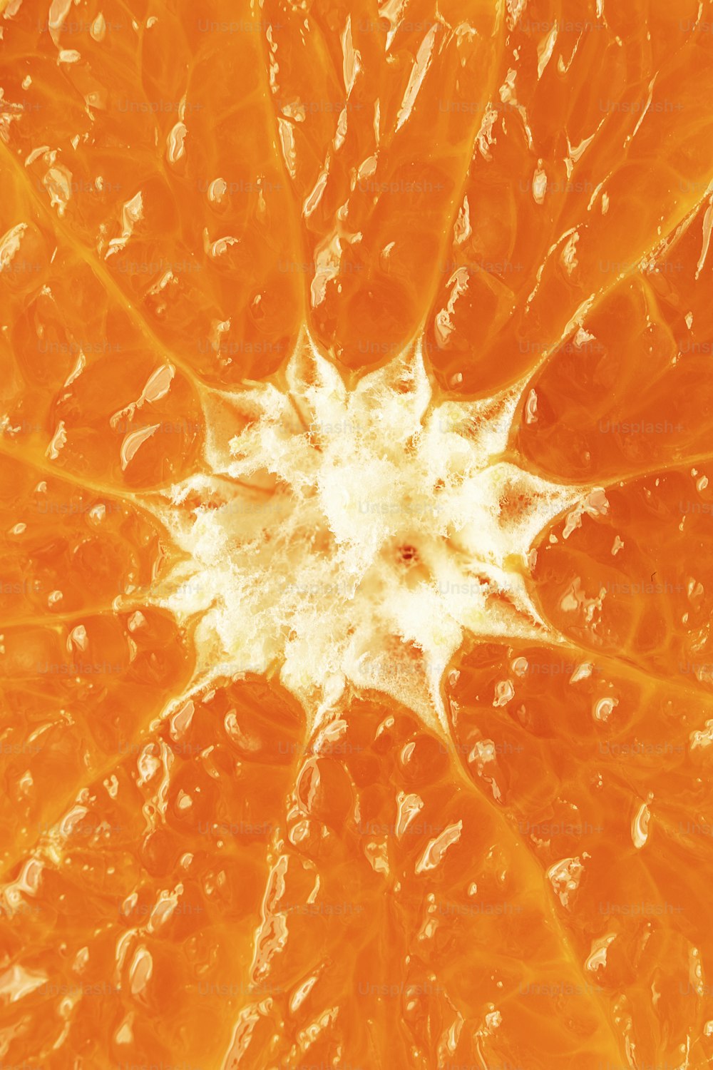 um close up de uma laranja com gotas de água sobre ela