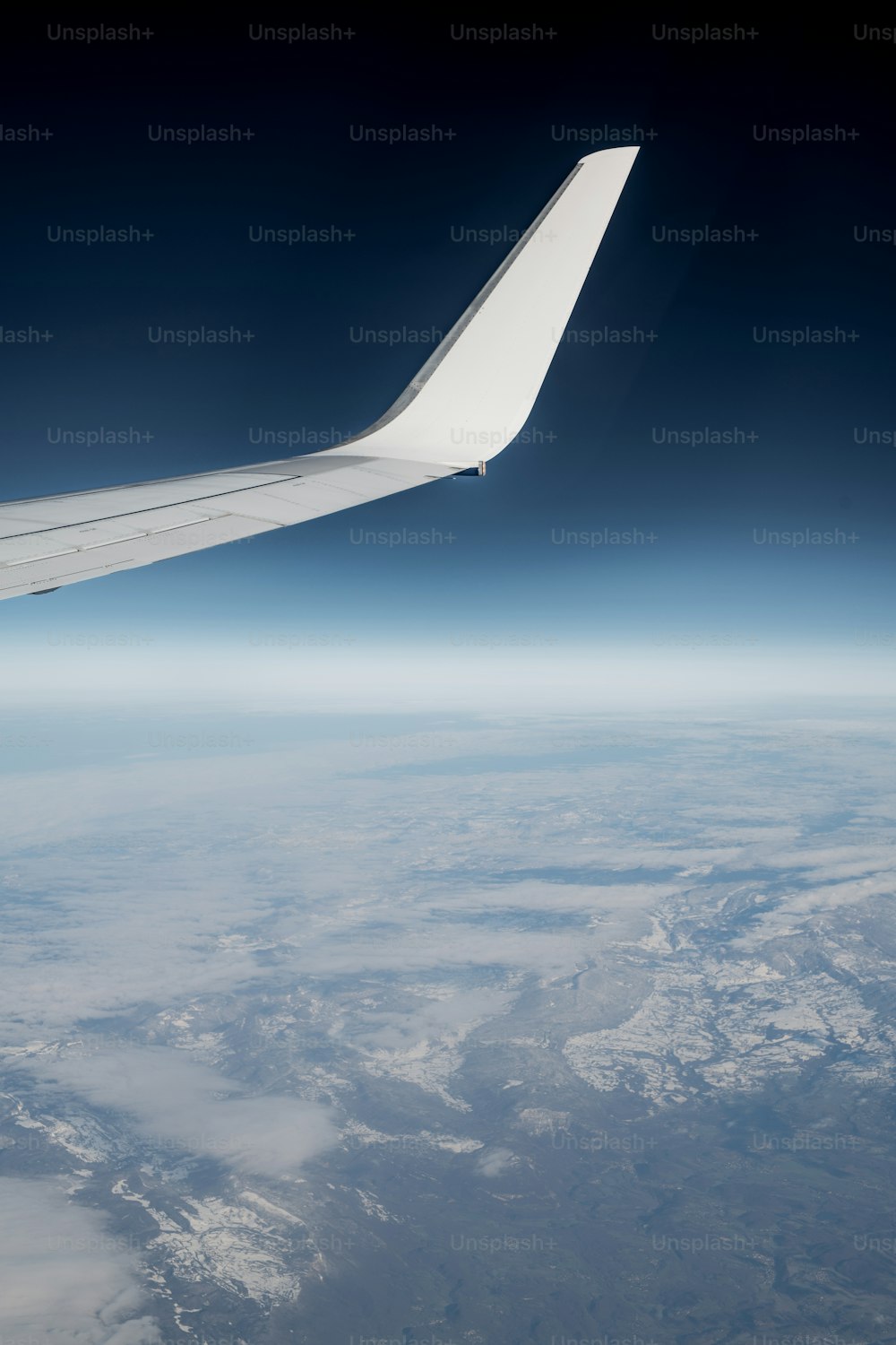 Une vue de l’aile d’un avion dans le ciel