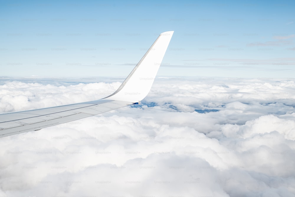Der Flügel eines Flugzeugs über den Wolken