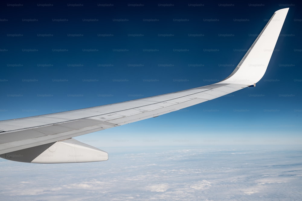 Blick auf den Flügel eines Flugzeugs am Himmel