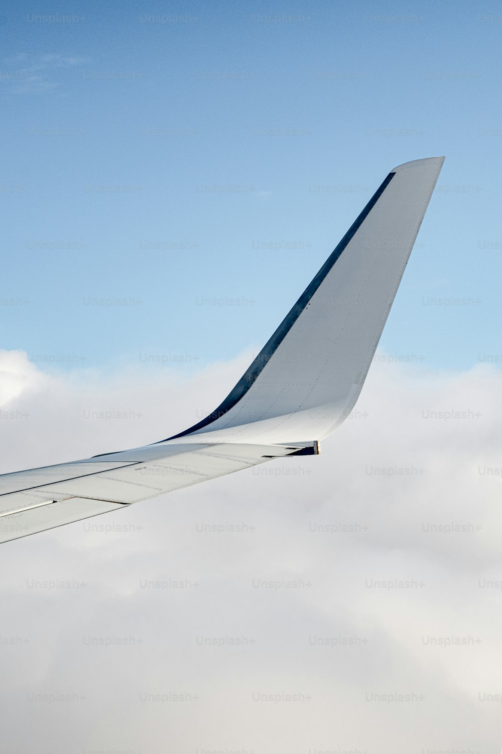 Blick auf den Flügel eines Flugzeugs am Himmel